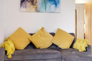 Eastons 2 Bedroom Apartment with Sofa Bed - High Wycombe - 4