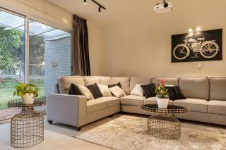 Golf View Home by StayJade Lawn Luxury 4BHK - 4