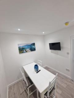 The Hibbert Lux Modern Apartment - Luton - 9