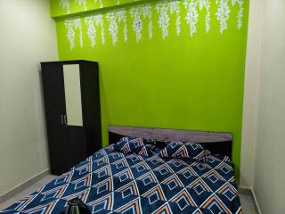2 BHK & Balcony Nature's Theme Apartment Homestay - Prayagraj - 8