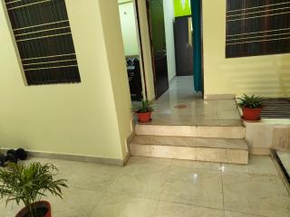 2 BHK & Balcony Nature's Theme Apartment Homestay - Prayagraj - 1
