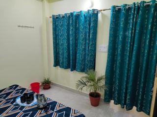 2 BHK & Balcony Nature's Theme Apartment Homestay - Prayagraj - 6