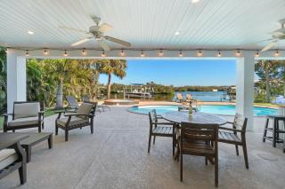 Beach Therapy, Gorgeous 3 Bedroom Beach House w Pool and Spa - 8