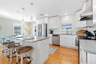 Beach Therapy, Gorgeous 3 Bedroom Beach House w Pool and Spa - 2