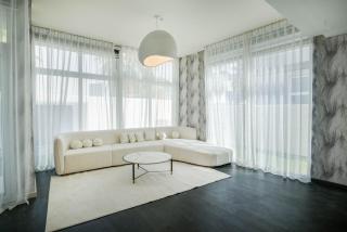 Luxurious 6-Bedroom Villa with Scenic Views - Dubai - 8