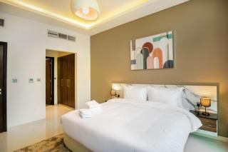 Luxurious 6-Bedroom Villa with Scenic Views - Dubai - 4