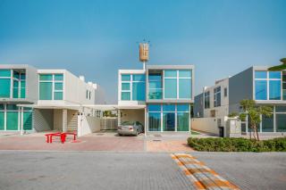 Luxurious 6-Bedroom Villa with Scenic Views - Dubai - 1