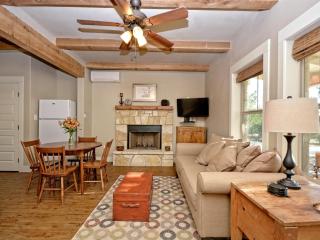 Cabins at Flite Acres - Mountain Laurel - Wimberley - 5