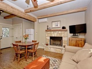 Cabins at Flite Acres - Mountain Laurel - Wimberley - 4