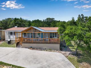 Flamingo Fun Houzz - Canyon Lake - 6