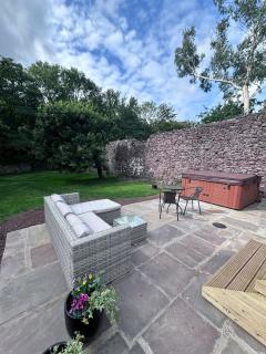 Shepherds Hut with Hot Tub - Pembrokeshire - 9