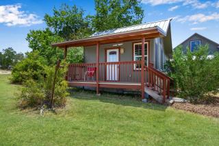 Swing On Inn- Rockin Boots Cottage - 3