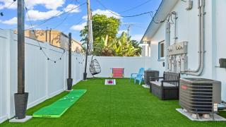 The Shark Tank Cocoa Beach - Retro Florida, Downtown, 5-Min Walk to Beach, Shops & Bars - 1