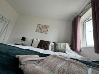 Bolehyde House, Sleeps 6, 3 Bedrooms, North Swindon location, Parking - Swindon - 6