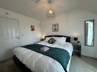 Bolehyde House, Sleeps 6, 3 Bedrooms, North Swindon location, Parking - Swindon - 3