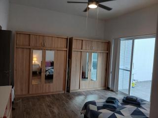 Spacious 3 Bedroom Apt Near the Sea - 5