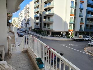 Spacious 3 Bedroom Apt Near the Sea - 3