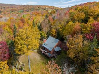 Cozy Villager Chalet w Mountain Views and Firepit - 7