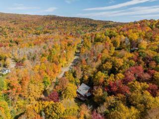 Cozy Villager Chalet w Mountain Views and Firepit - 5