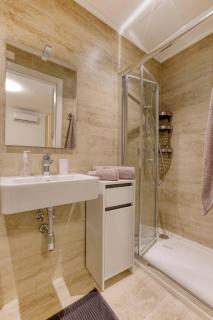 Beautiful Modern Central 2BR Apt - 3