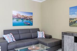 Penthouse, Seaview, Beautiful 2BR Apt 4 - 7