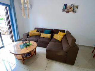 Seaside Two Bedroom Cosy Townhouse in Tourist Area - 4