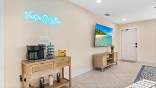 The Shark Tank Cocoa Beach - Beach Boho, Downtown, 5-Min Walk to Beach, Shops & Bars - Cocoa Beach - 2
