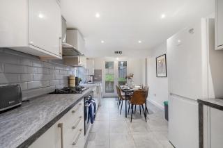 Large 4-Bedroom Home in the Heart of London - Elmers End - 2