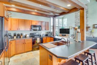 Mountain Views and Deck Spacious Eureka Getaway! - Eureka - 5