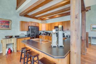 Mountain Views and Deck Spacious Eureka Getaway! - Eureka - 4