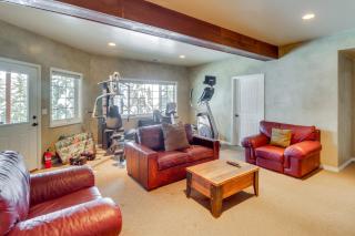 Mountain Views and Deck Spacious Eureka Getaway! - Eureka - 2