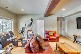 Mountain Views and Deck Spacious Eureka Getaway! - Eureka - 1