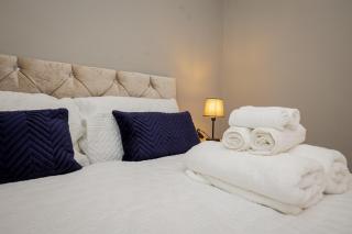 Modern Spacious 2 Bed Apartment Wolverhampton with Free Secure Parking - 1