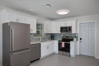 Park House- Gorgeous Dean Park Residence with Fenced Yard - Fort Myers - 6