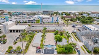 The Shark Tank Cocoa Beach - 2 Units, Walk to Beach, Shops & Bars, Ideal for Multiple Families - Cocoa Beach - 1