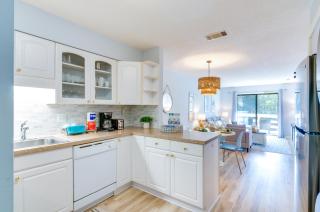Walk to Beach Condo with Balcony in Hilton Head! - 6