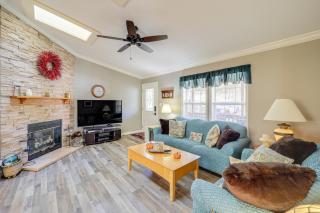 Home w/ Game Room, Fenced Yard, 8-Person Jacuzzi - 8
