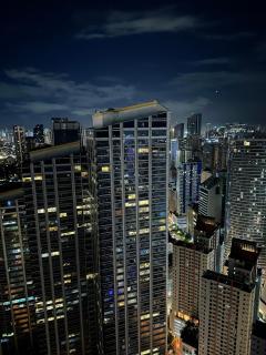 King-size Bed Makati Condo - Manila - 9