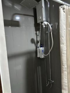 King-size Bed Makati Condo - Manila - 8
