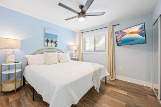 The Shark Tank Cocoa Beach - 2 Units, Steps to Beach, Shops & Bars, Great for Group Stays - Cocoa Beach - 8