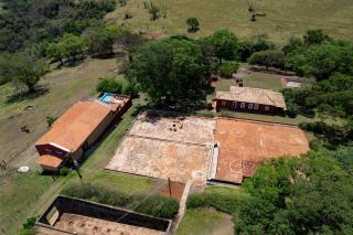 Fazenda centenária com piscina e cachoeira - - 8