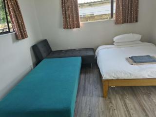 2 double beds including 1 double sofa bed Garden Chalet 7A Rangiatea Rd 1 Bedroom House - Auckland - 1
