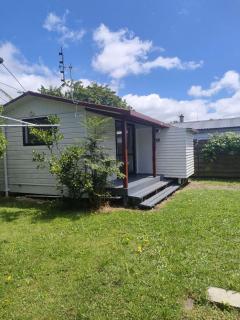 2 double beds including 1 double sofa bed Garden Chalet 7A Rangiatea Rd 1 Bedroom House - Auckland - 5