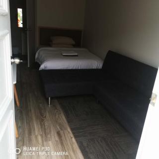 2 Double Beds including 1 Sofa Bed Garden Chalet, 14 Phyllis St, Mt Albert, Auckland - Auckland - 1