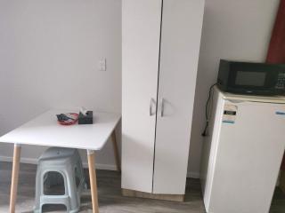 2 Double Beds including 1 Sofa Bed Garden Chalet, 14 Phyllis St, Mt Albert, Auckland - Auckland - 5