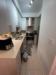2 Bedroom 1 Bathroom renovated fully furnished apartment - Mississauga - 7