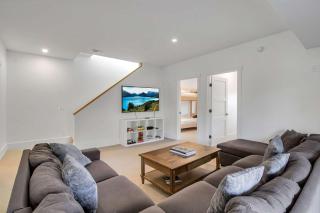 Magnificent Chalet Sweeping Views and Hot Tub - 8