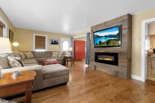 Spacious Home Hot Tub 2 Living Rooms Pets OK - Great Valley - 0