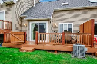 3-Bed Family Townhouse with Scenic Views & Patio - 6