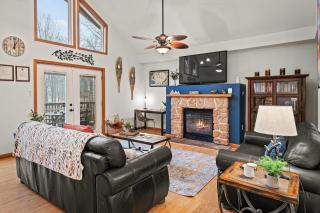 Mews Mountain House by AvantStay Walk to Beach Hot Tub Game Room - Albrightsville - 0